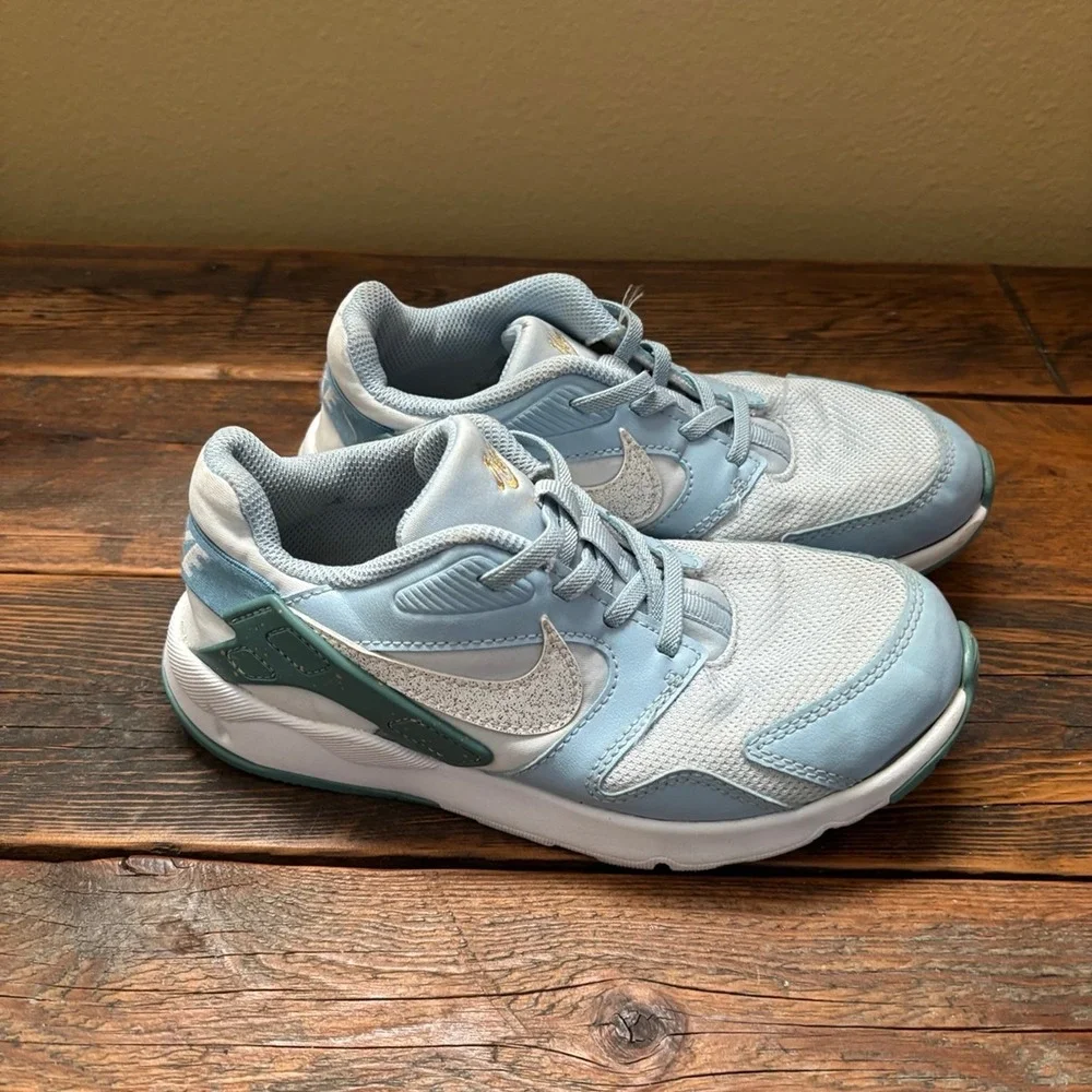 Nike tennis shoes